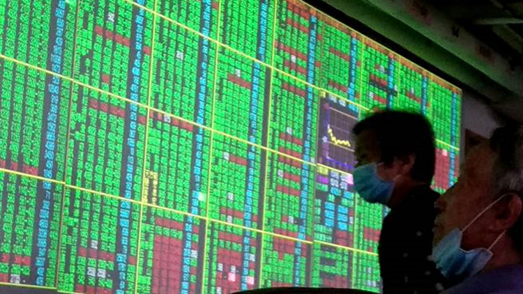 臺股尾盤翻黑收跌9點 守住18200關(guān)卡