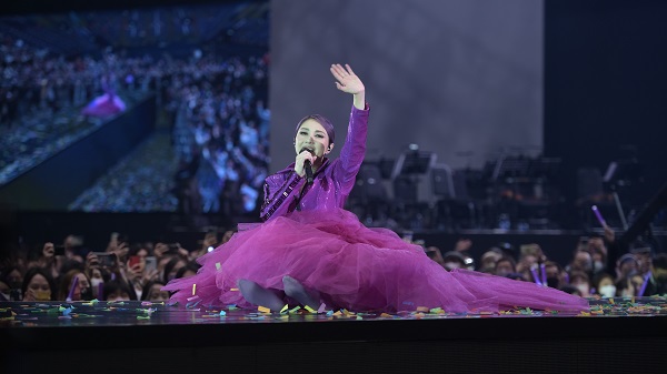 【娛樂(lè)】有片丨楊千嬅赤腳encore冧粉絲：你們就是我的止痛藥水