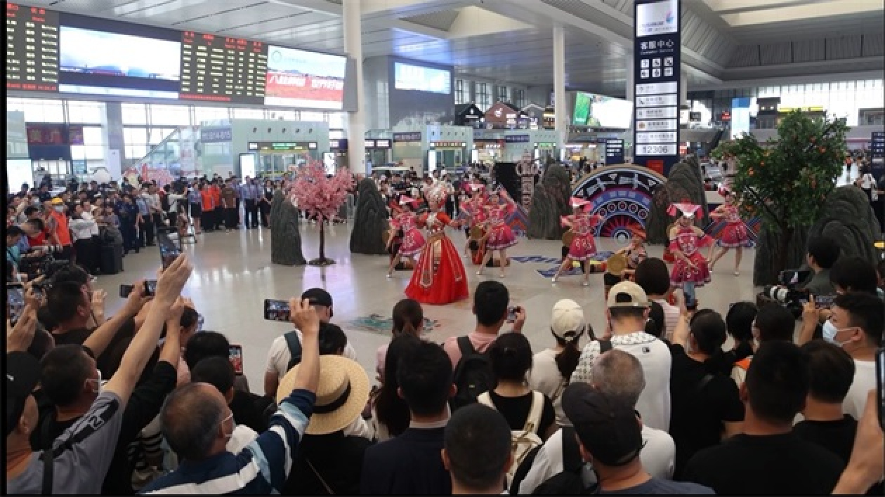 有片|乘著高鐵品山歌 廣西南寧東站「壯族三月三」快閃活動助力文明出行
