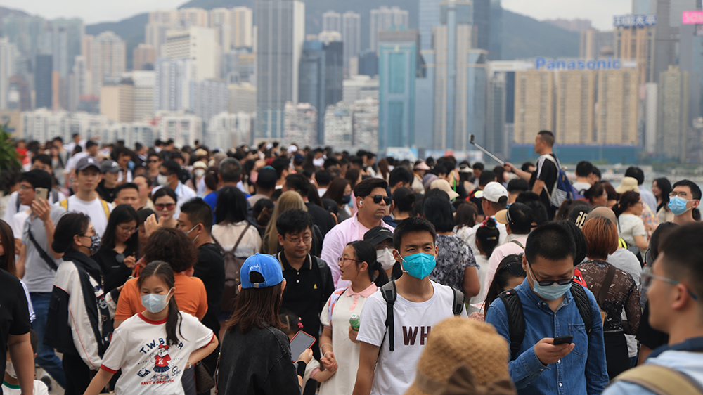 【商報(bào)圖說】單程證來港 未恢復(fù)兼老齡化