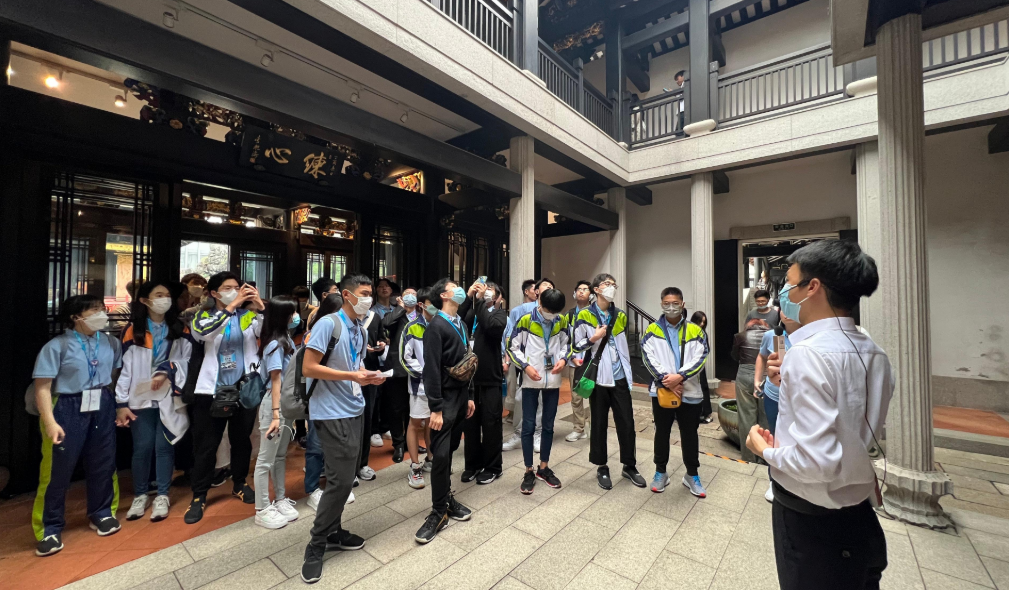 公民科內(nèi)地考察團(tuán)減一日?qǐng)F(tuán) 校長(zhǎng)：助學(xué)生深入學(xué)習(xí)