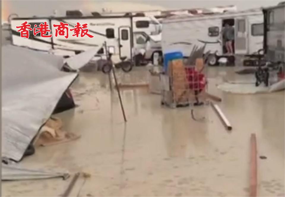 有片丨美國內(nèi)華達州沙漠降雨數(shù)萬人被困