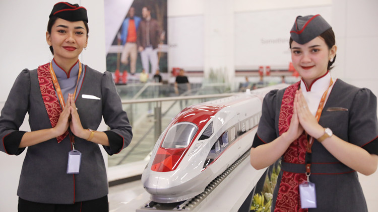 圖集｜設(shè)計最高時速350公里 雅萬高鐵乘務(wù)人員亮相 