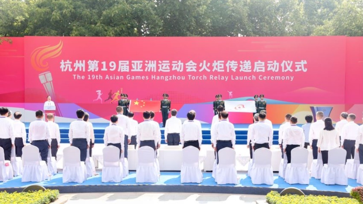 西子湖畔開(kāi)跑 杭州亞運(yùn)會(huì)火炬首日傳遞圓滿(mǎn)成功