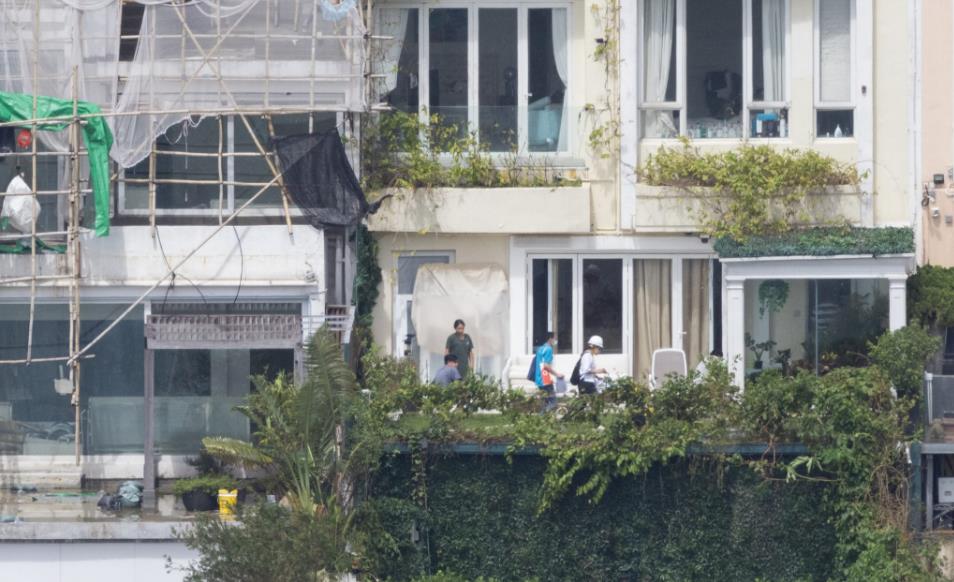 屋宇署人員進(jìn)入紅山半島74號(hào)獨(dú)立屋視察 將加固山坡工程