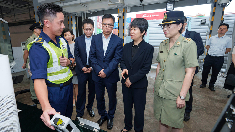 商務(wù)部副部長(zhǎng)郭婷婷率團(tuán)到訪香港海關(guān) 了解海運(yùn)貨物清關(guān)工作