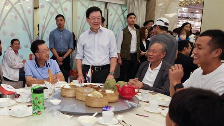 有片 |  李家超到茶樓聽(tīng)街坊意見(jiàn) 冀更好了解市民想法和期望