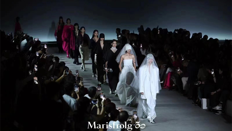 聚焦深圳時(shí)裝周首秀！「數(shù)字藝術(shù)與時(shí)尚」點(diǎn)亮大浪時(shí)尚小鎮(zhèn)之夜