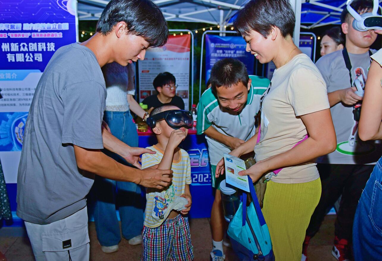 VR體驗(yàn)、機(jī)械人表演、3D打印……花都這場(chǎng)「科普大餐」太讃了