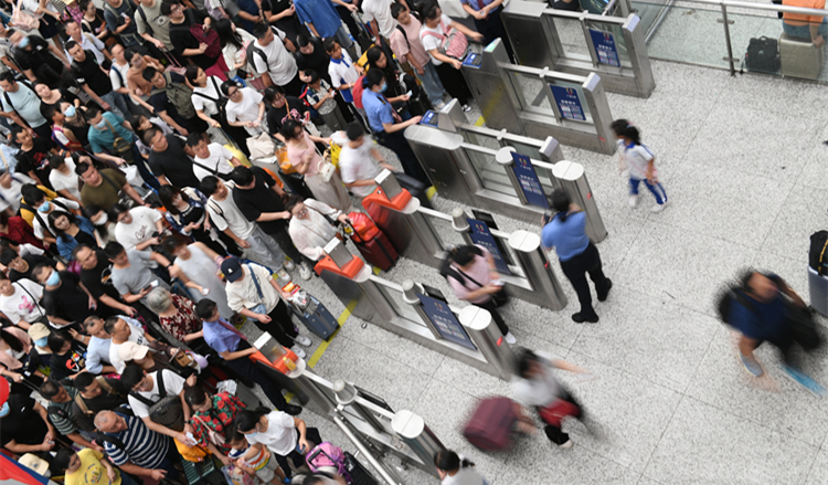 假期深圳各口岸迎客流車流高峰，深港「串門」持續(xù)熱絡