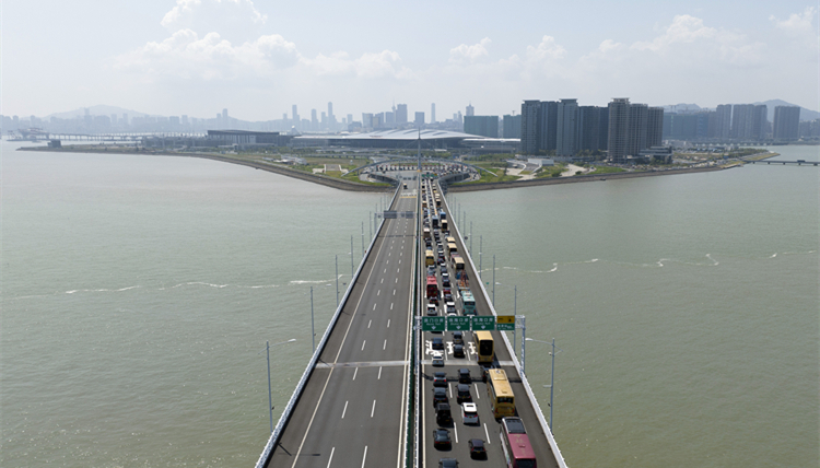 「一腳油逛粵」！「雙節(jié)」假期港珠澳大橋迎來出行高峰