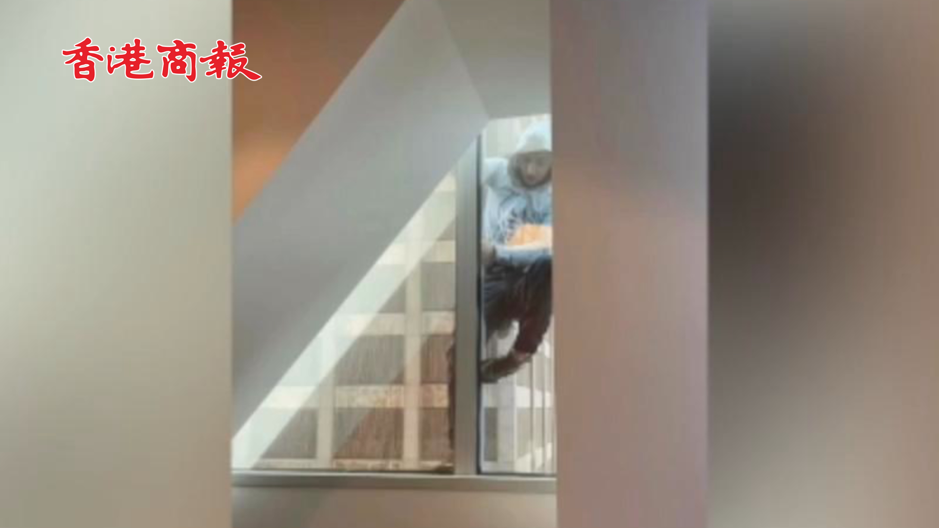 有片 | 美國(guó)男子徒手爬以色列領(lǐng)事館大樓 ：全程近200米 抵達(dá)後迅速被捕