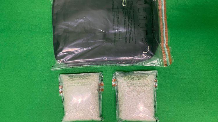 海關(guān)機場檢值220萬元懷疑可卡因 拘捕外籍女導(dǎo)遊