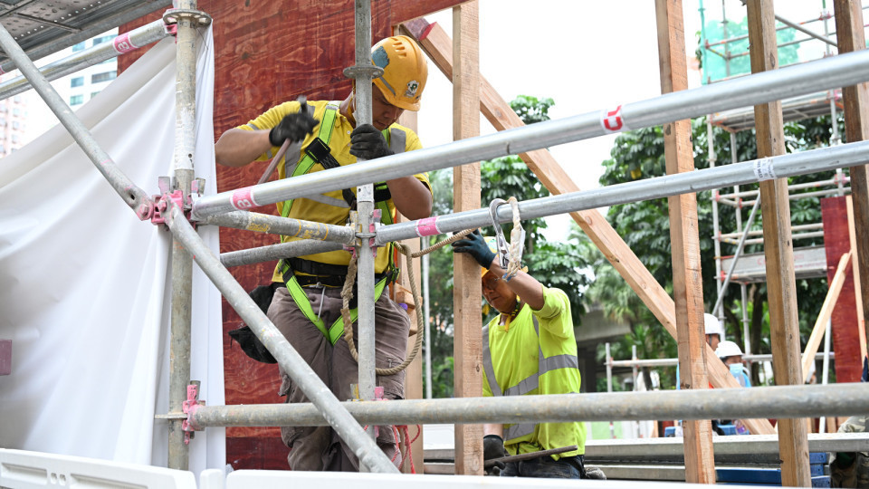建造業(yè)15工種下月起加薪 扎鐵及混凝土工人日薪可達2730元
