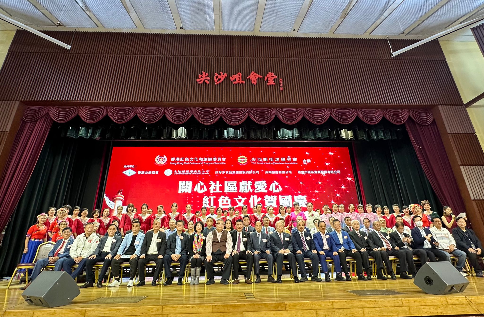 關心社區(qū)顯愛心 紅色文化賀國慶