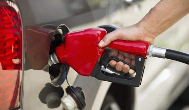 油價(jià)下調(diào)！加滿一箱92號(hào)汽油少花2.5元