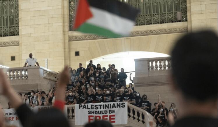 巴以衝突｜以軍稱擴(kuò)大對(duì)加沙地面戰(zhàn) 紐約猶太人舉行反戰(zhàn)遊行