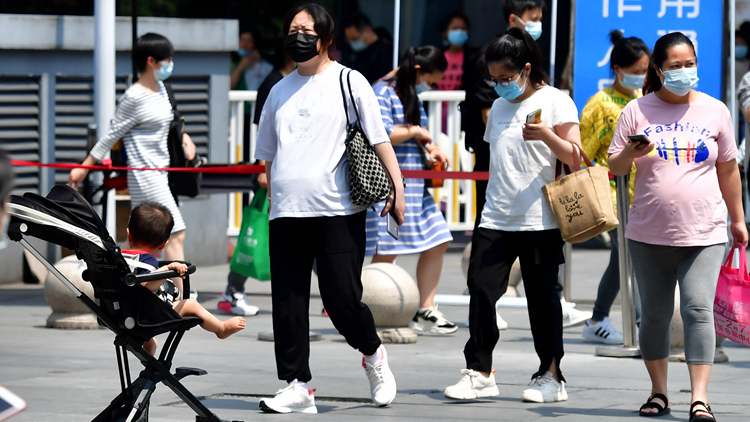 【商報(bào)圖說】中日韓生育率的50年走勢(shì)