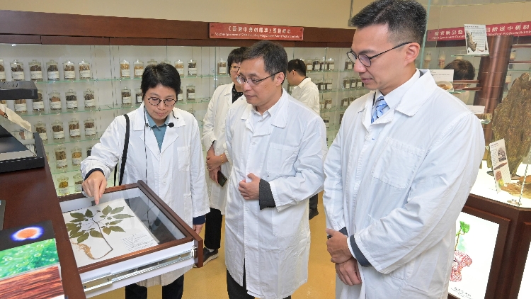 衞生署署長(zhǎng)與國家中醫(yī)藥管理局及中國中醫(yī)科學(xué)院代表團(tuán)會(huì)面