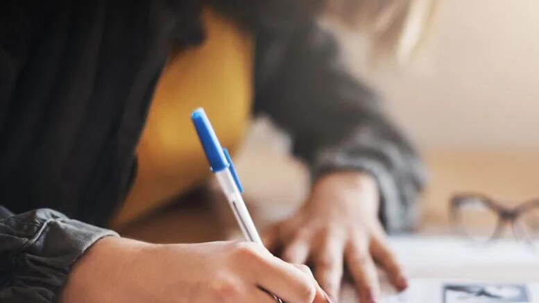 3.9萬(wàn)餘人參加首次新聞?dòng)浾呗殬I(yè)資格考試