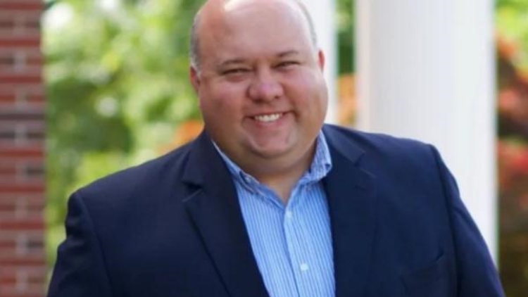 「穿女裝化濃妝」照片被曝光 美市長(zhǎng)開槍自殺