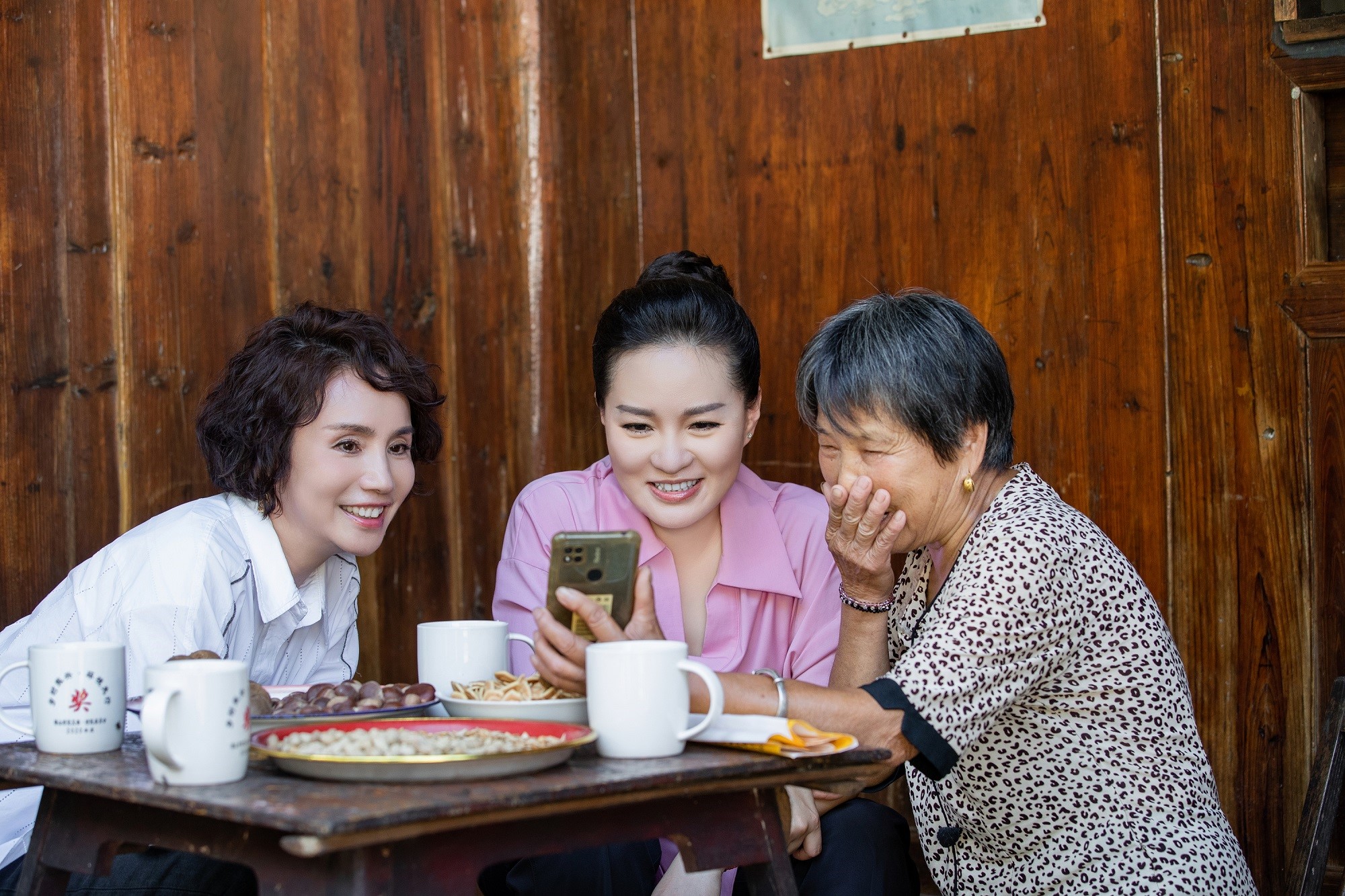 首檔名人歸鄉(xiāng)旅訪紀(jì)錄片《生我養(yǎng)我的地方》收官