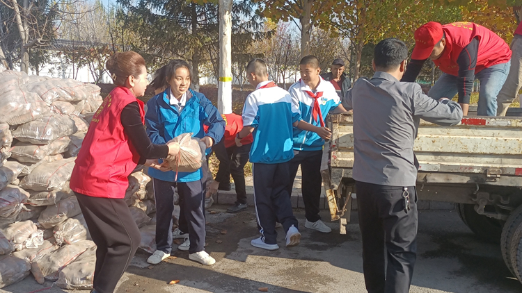 中國(guó)國(guó)際文化傳播中心深入新疆伊寧 開(kāi)展愛(ài)心送溫暖慰問(wèn)活動(dòng)