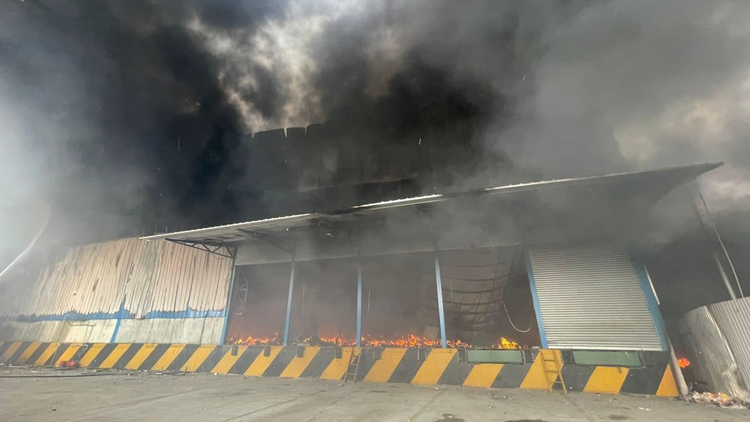 追蹤報(bào)道 | 流浮山貨倉(cāng)及回收?qǐng)鋈?jí)火 2名消防員受傷送院