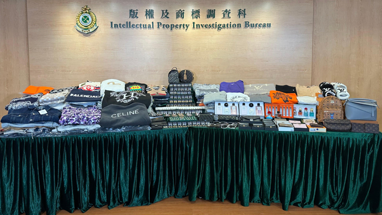 涉網(wǎng)上直播賣(mài)冒牌衣物 海關(guān)拘捕一名42歲女子