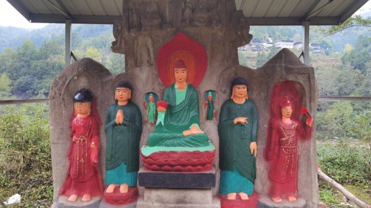 四川通報(bào)摩崖造像被塗色：係為「穿衣還願」塗色，正評估價(jià)值和損失