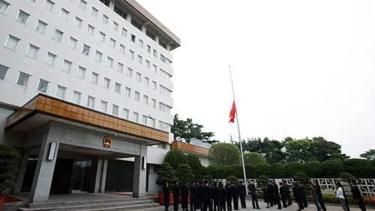 麻生太郎稱日美澳應(yīng)防止中方在臺(tái)灣問題上以武力改變現(xiàn)狀，中使館駁斥