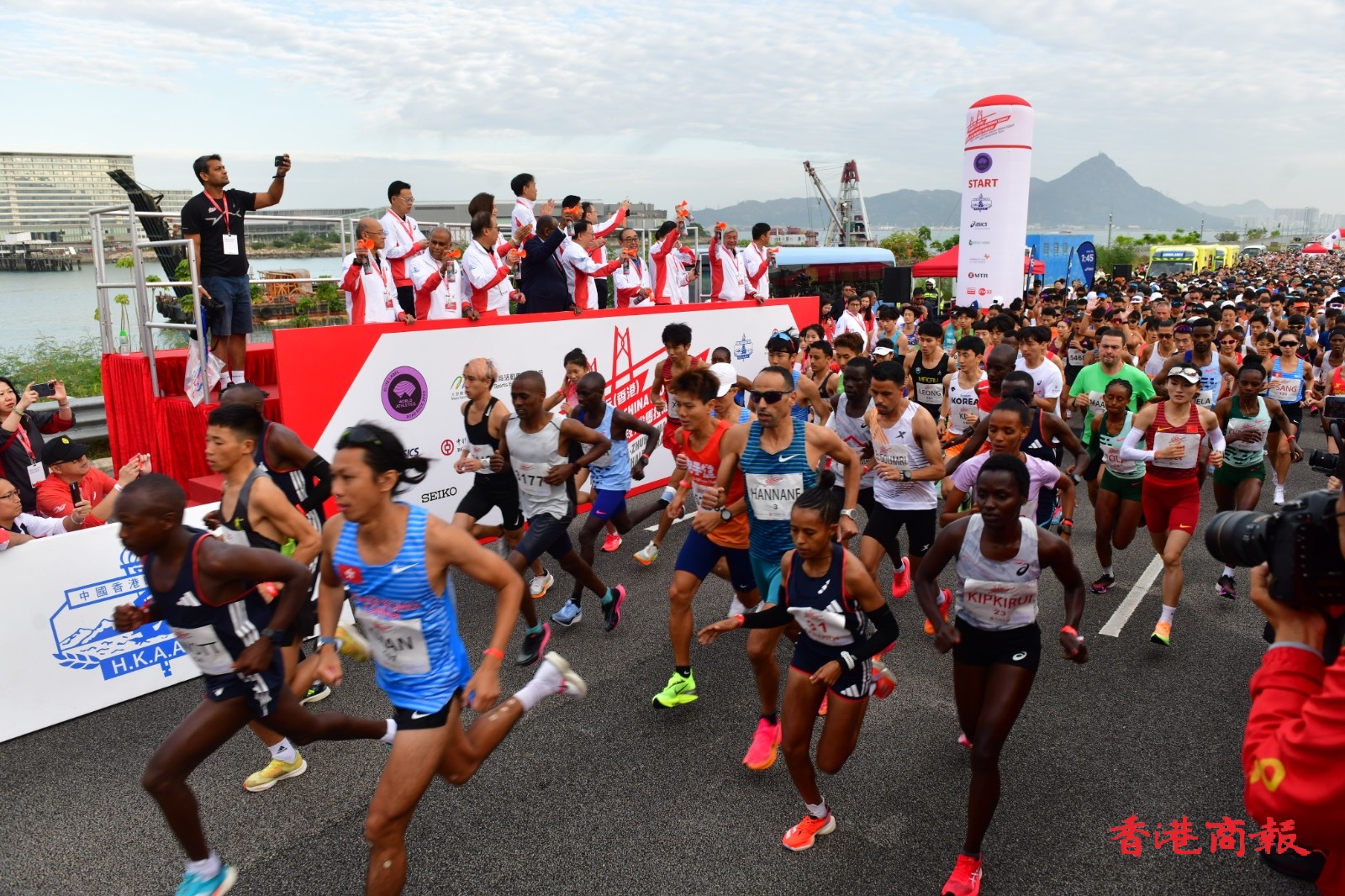港珠澳大橋半馬肯尼亞選手首衝線(xiàn) 有跑手不適送院