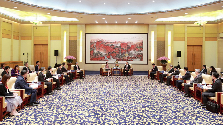 政治委任官員在北京進(jìn)行國事研修 葉文娟向夏寶龍匯報(bào)團(tuán)員學(xué)習(xí)成果