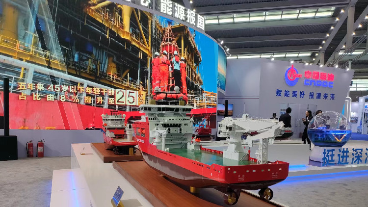 中海油「深海艦隊」驚艷亮相 「?；枴姑髂晟习肽晗滤? title=