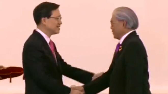 有片 | 祝賀！霍震霆拿大紫荊勳章 現(xiàn)場有小插曲