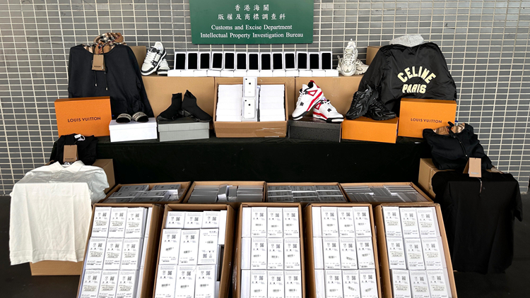 海關(guān)深圳灣管制站檢獲850件冒牌貨物 拘捕男司機(jī)