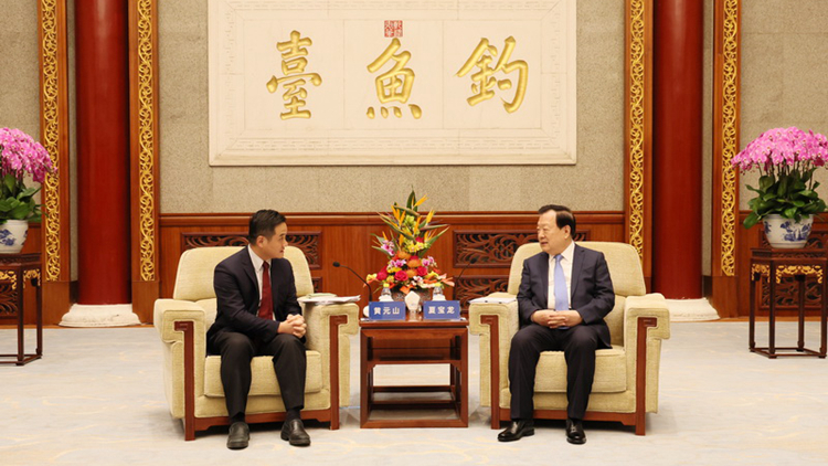 夏寶龍會(huì)見特首政策組組長黃元山一行