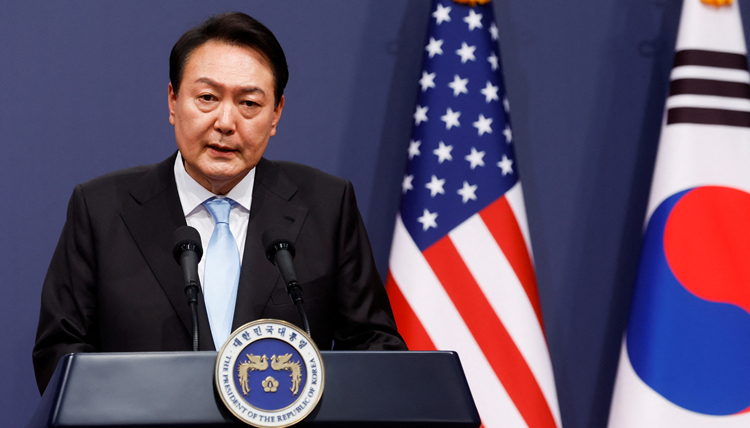 民調(diào)：韓國(guó)總統(tǒng)尹錫悅支持率降至32% 差評(píng)率升至60%