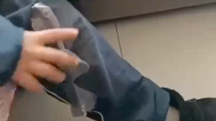 學(xué)生從校服褲夾層扯出塑料膜？新疆阿拉爾通報(bào)