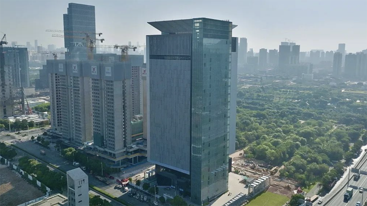 實(shí)現(xiàn)「數(shù)字前海」基礎(chǔ)設(shè)施底層架構(gòu)！全國首座超高層數(shù)據(jù)中心正式竣工驗(yàn)收