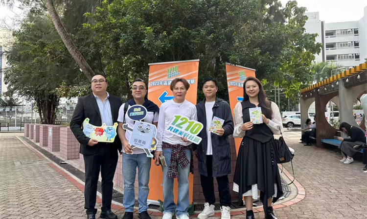 區(qū)議會(huì)選舉｜【圖片新聞】前海香港商會(huì)首席會(huì)長(zhǎng)馬鴻銘率商會(huì)成員落區(qū)呼籲投票