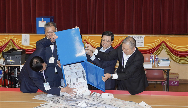 有片丨區(qū)議會選舉投票結(jié)束 李家超陸啟康等倒出票箱選票