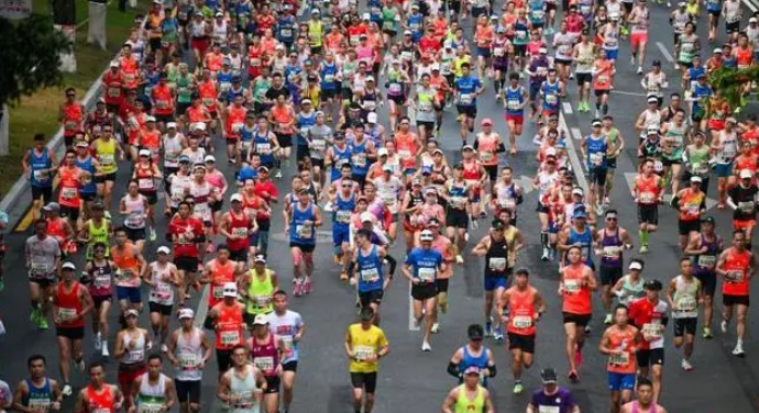 三萬(wàn)跑友聚羊城 廣馬「沿江」比拚