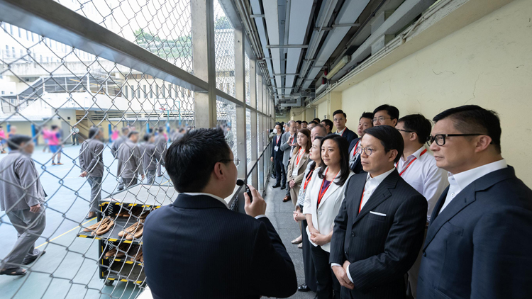 16位立法會(huì)議員參觀荔枝角收押所 認(rèn)同需要重建