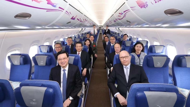 李家超：歡迎國家自主研製C919和ARJ21飛機(jī)首次訪港