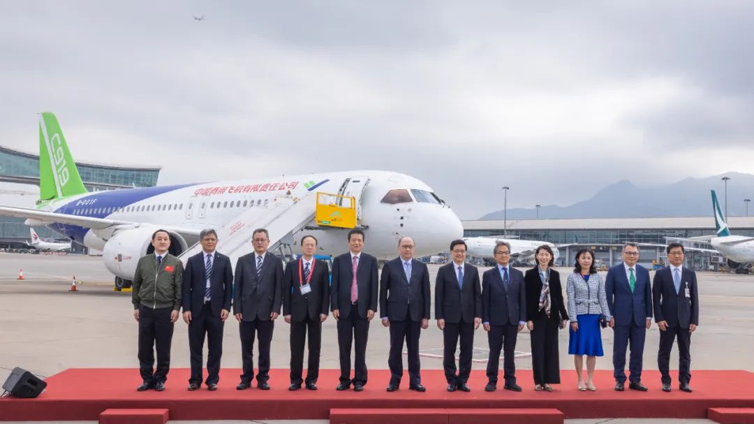 國產(chǎn)C919和ARJ21飛機(jī)抵港 鄭雁雄出席歡迎儀式