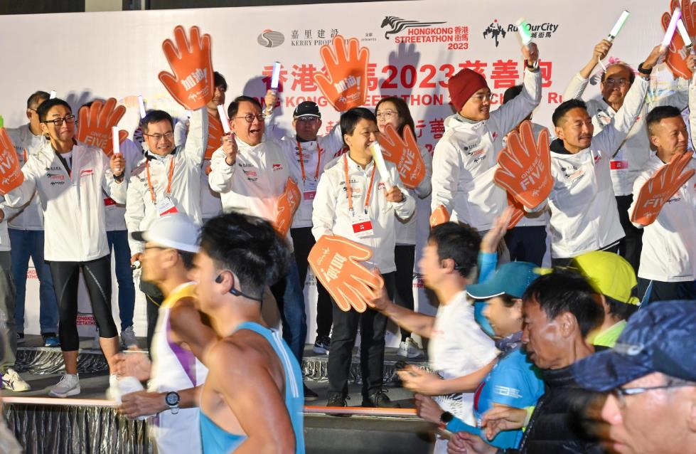 香港街馬疫後首辦約1.9萬人參加 陳國基出席開跑典禮為跑手打氣