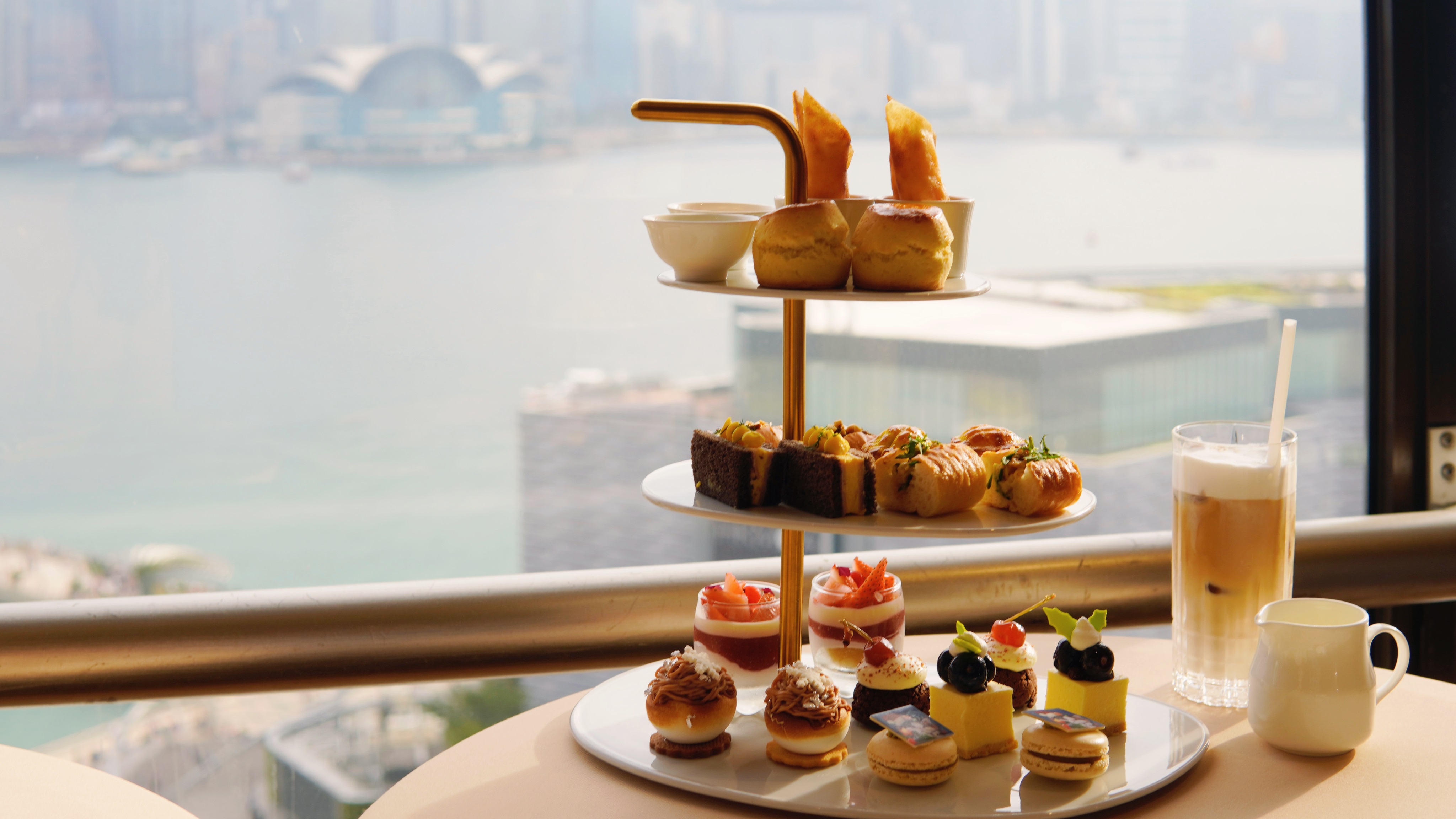 【美食】節(jié)日可愛限定！酒店聯(lián)乘藝術(shù)家推托腮貓主題下午茶