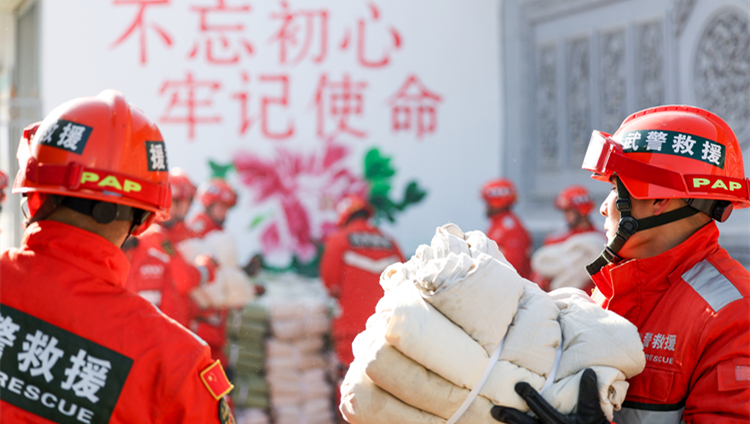 國家防災(zāi)減災(zāi)救災(zāi)委員會(huì)辦公室、應(yīng)急管理部協(xié)調(diào)向甘肅青海地震災(zāi)區(qū)調(diào)運(yùn)生活類救災(zāi)物資