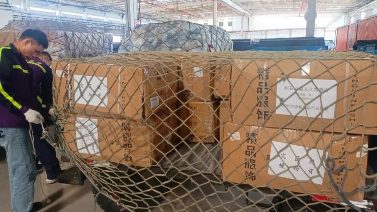 心繫災(zāi)區(qū)！深圳機(jī)場高效保障千餘件防寒衣物發(fā)往甘肅